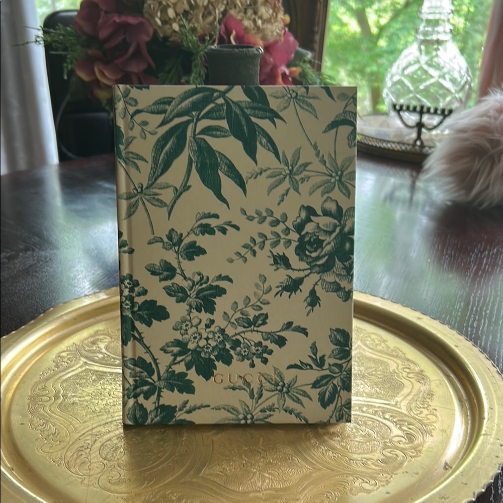 GUCCI 💚🌴Green Botanical Office Journal